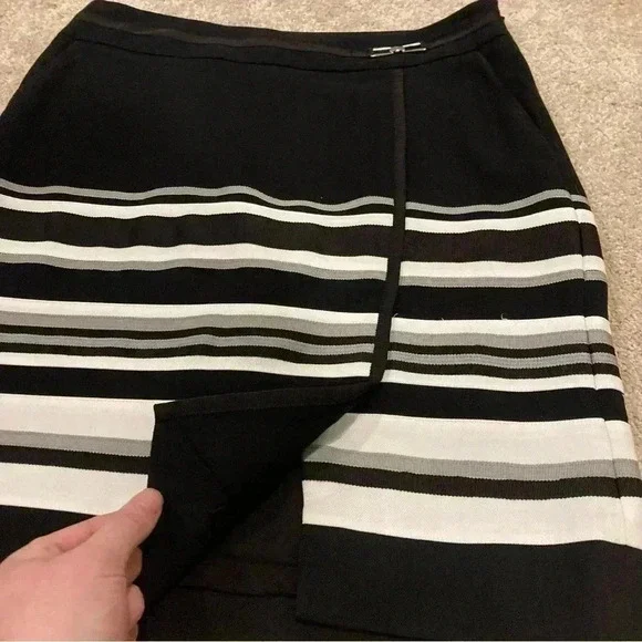 White House Black Market Mini Skirt Sz. 0 Black White Striped - Picture 6 of 7